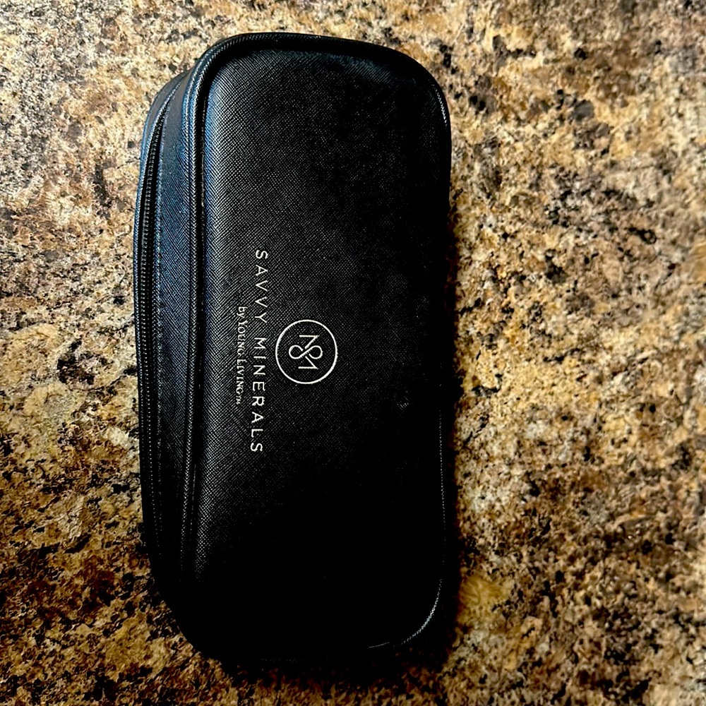 Young Living Savvy Minerals black‎ EUC makeup cosmetic bag case